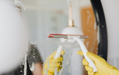 The magic glass suction cup: the best way to keep your windows clean