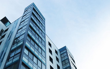 The process of installing glass on a large building(1)