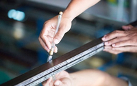 //ijrorwxhlnoolr5p.ldycdn.com/cloud/lqBprKqnliSRpjmqljmpjp/Technicians-are-using-cutting-tools-cut-glass-according-to-customer-size.jpg