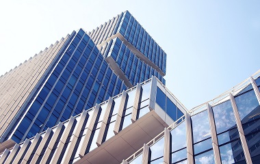The process of installing glass on a large building(2)